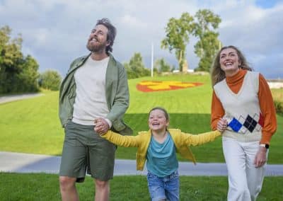 Smilende familie på Stiklestad i Verdal