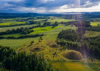 Gravhauger og utsikt over Verdal Kommune