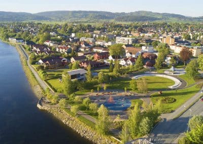 sentrumsnær park og lekeplass for barn og unge i Verdal