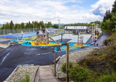 Vinne aktivitetspark i Verdal kommune, lekeplass, klatrestativ, fotballbane, basketbane og trimtrapp.