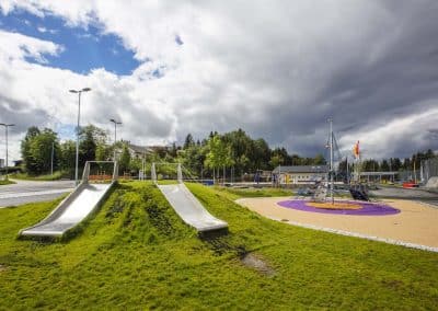 lekeplass med sklier i Vinne aktivitetspark