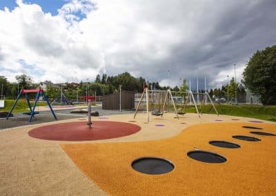 vinne aktivitetspark lekeplass med trampoliner