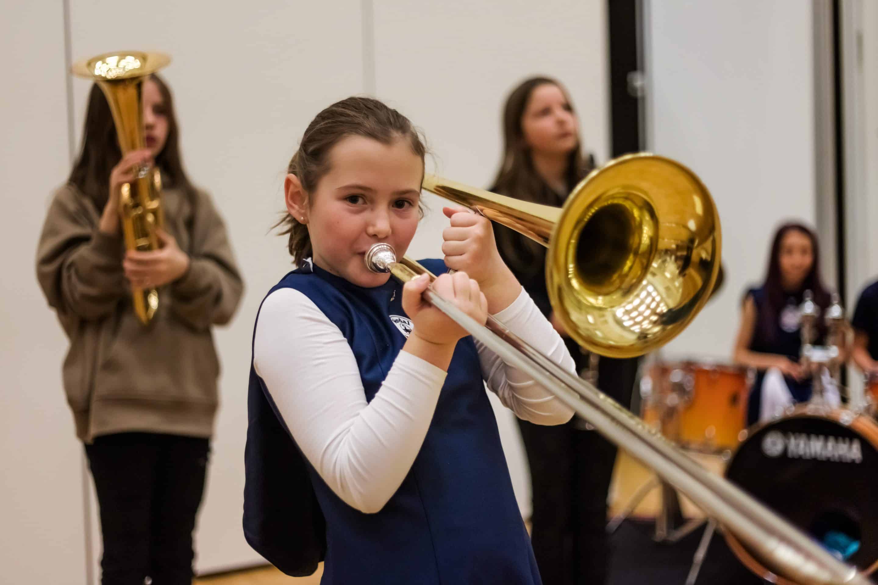 Jente spiller blåseinstrument i Verdal musikkorps