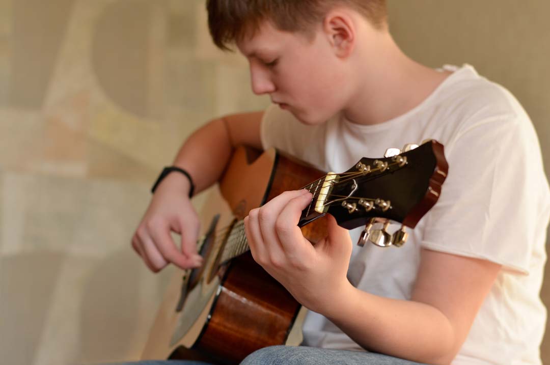 Gutt spiller gitar ved verdal kulturskole